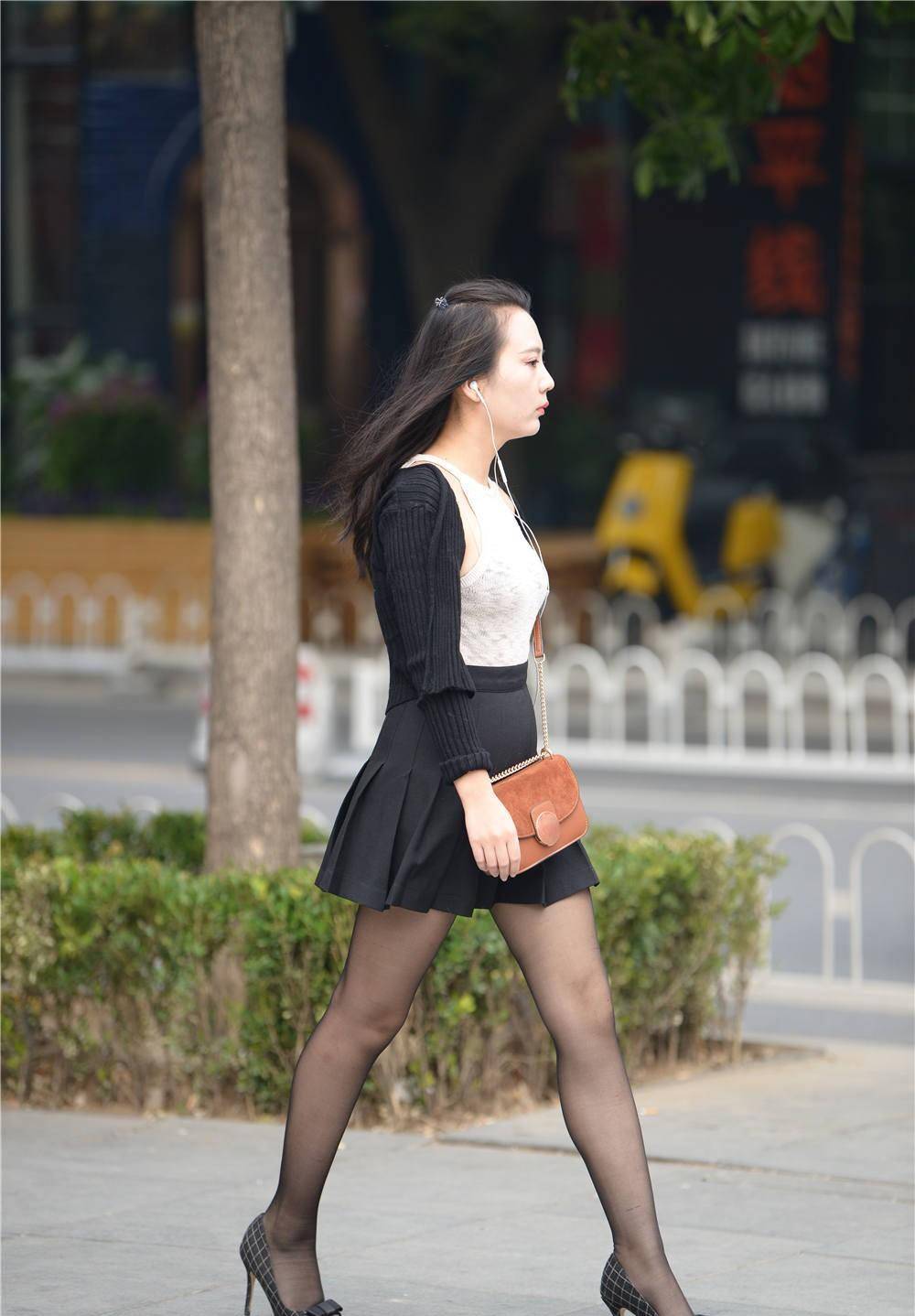 尖头鞋黑丝袜黑百褶裙有减龄效果_美女_高跟鞋_款式