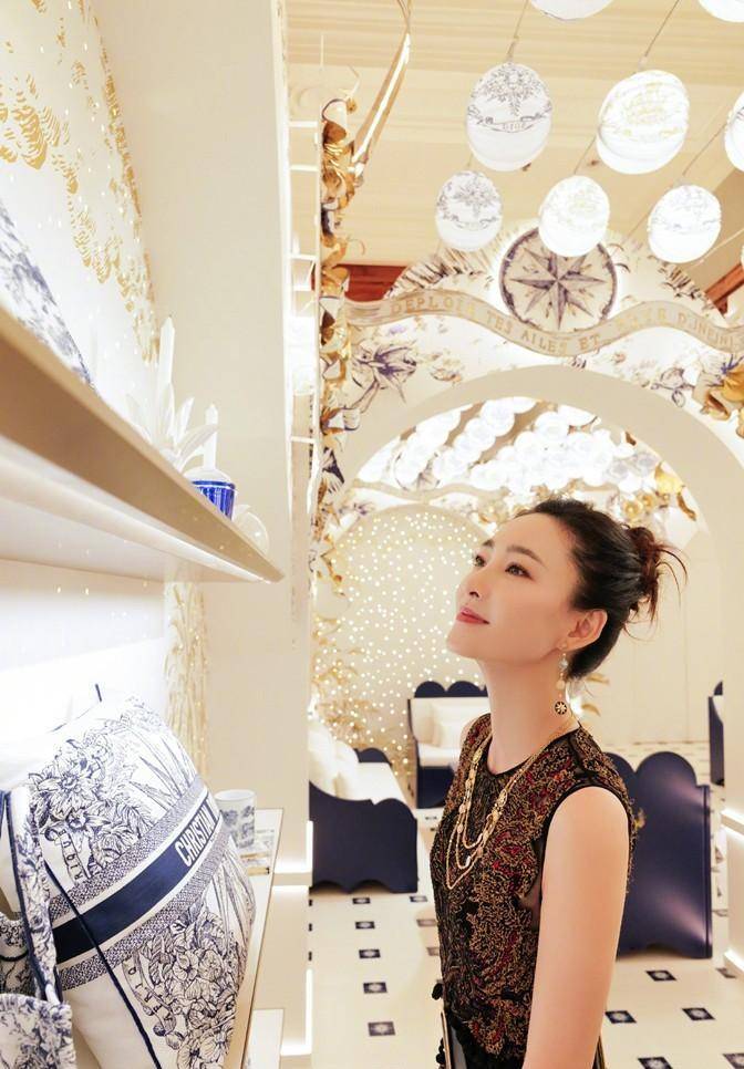 王丽坤目测80斤的江疏影选错发型显老,黄晓明成了顶梁柱_优点_西装