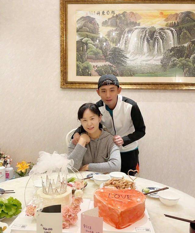 张继科为妈妈庆生,虽被金晨拒绝恋爱却不影响心情,三口人超欢乐_爸爸
