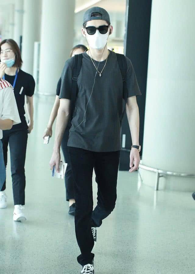 张翰外出,反戴着帽子身穿黑色t恤,36岁也很潮很帅气!