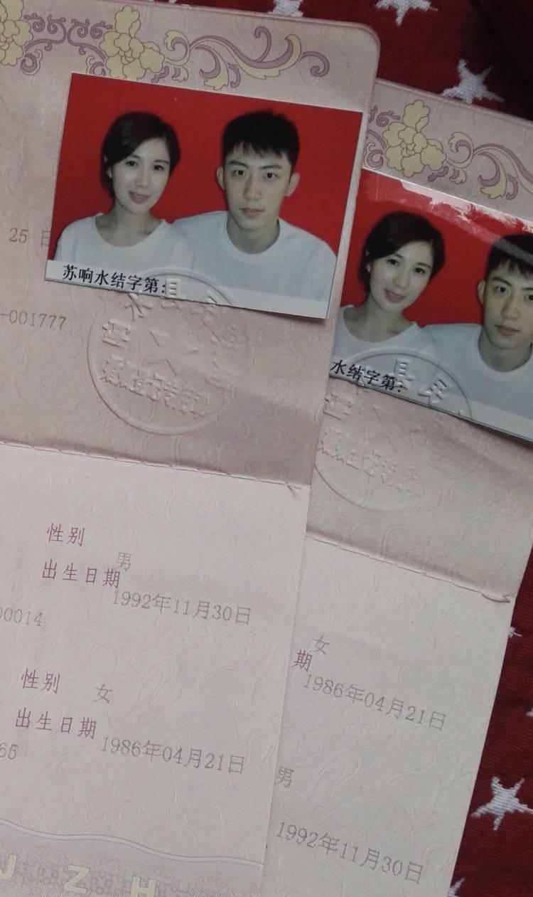 晒出的女方正面照中,她的脸整个都红肿起来,眼皮上方都变成紫色了