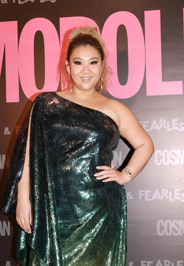 郑欣宜体重过百照样美,一袭渐变色斜肩长裙优雅时髦,太自信_设计