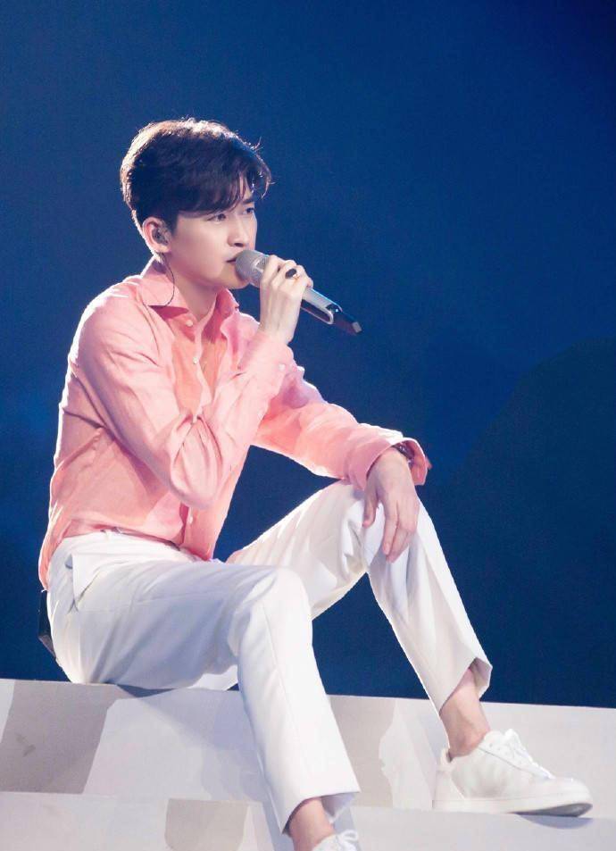 直接就拒绝了她,泼辣的女生甚至找了一帮同学将张翰教训了一顿