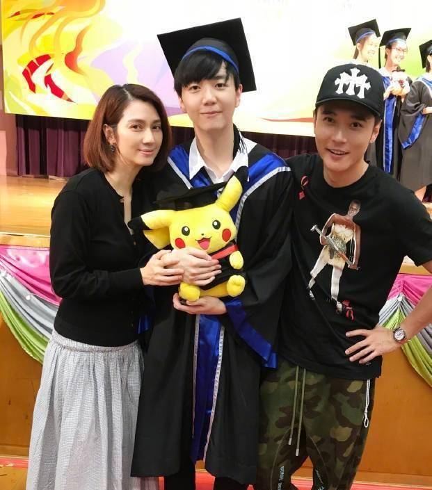 气质大变样,褪去娘气变阳光型男,棱角分明帅过爸爸_洪欣_张丹峰_儿子