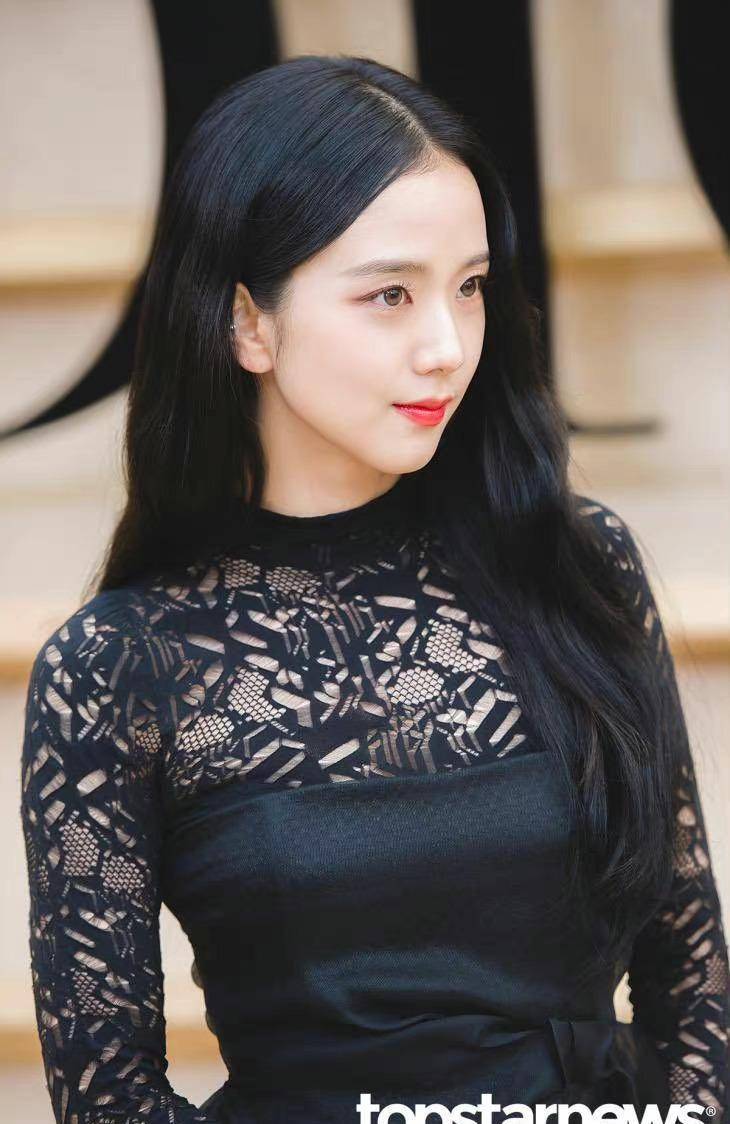 惹人注目的红唇,白皙肌肤闪耀blackpink金智秀,奢华又光彩_网友_迪奥