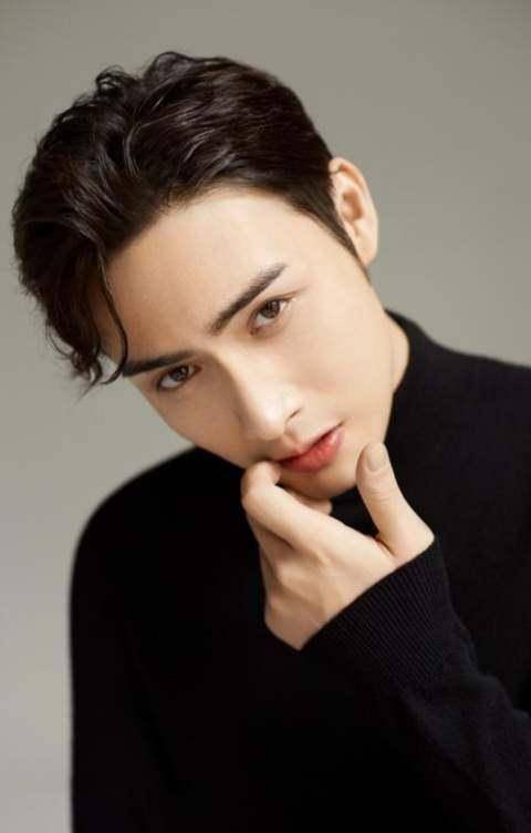 张彬彬晒出自己头围61cm,你喜欢这样风趣可爱的男神吗?