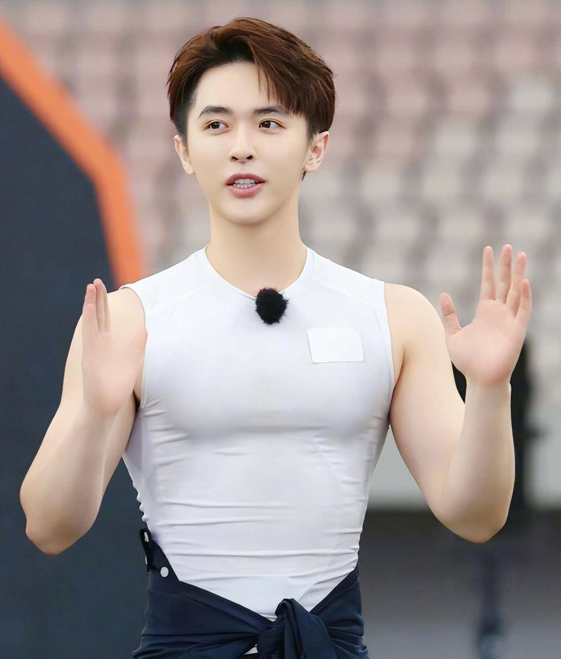 白鹿好友张逸杰晒肌肉照,颜值和肌肉线条爆表,却被网友质疑油腻_生活