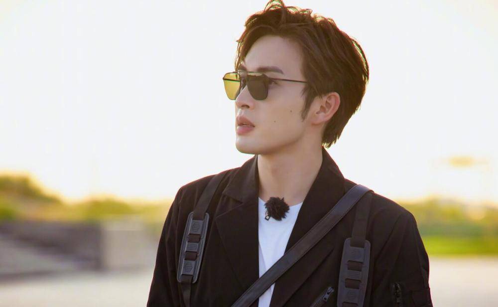 张彬彬被砸后一脸懵,观众笑了,但黄明昊是真的怕了_何洛洛_小贾_关联