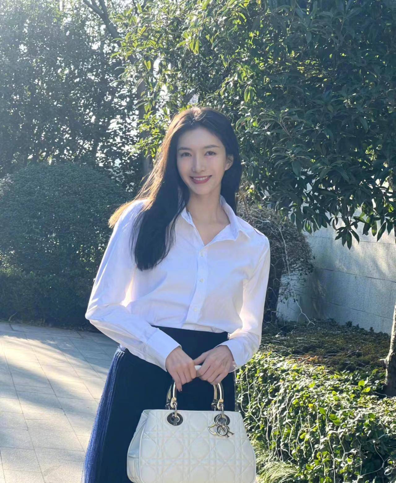 江疏影晒出美照,白衬衫搭配薄纱裙,清新有型!_时尚_气质_造型