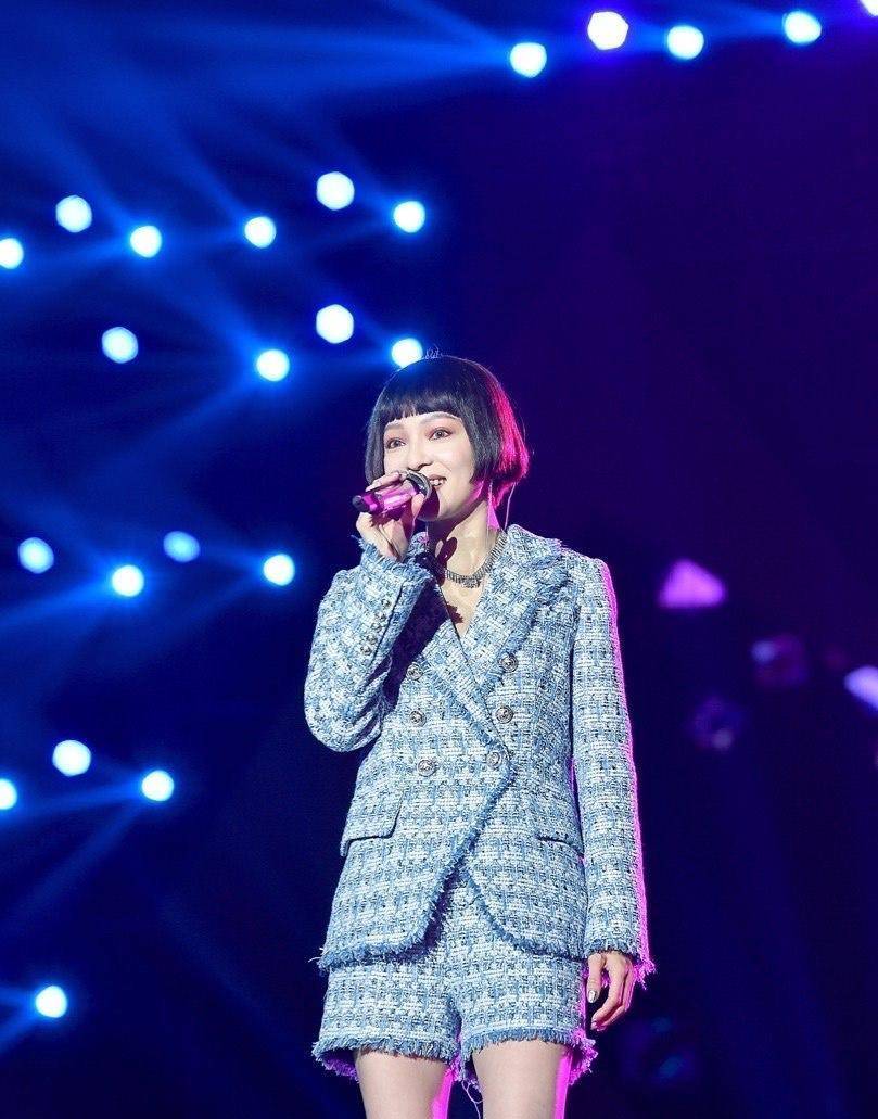 初春火了一种西装,叫张韶涵的"黑西装",一身黑搭配美出新高度_颜色