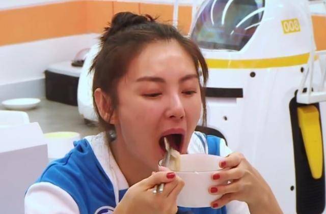 张雨绮喂兔肉给朱正廷吃,朱正廷直接拒绝,理由让张雨绮脸红尴尬