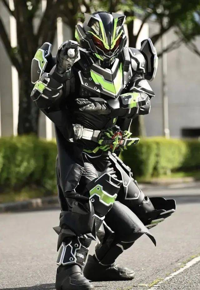 其的肩甲和臂甲部分好像是来自一假面骑士风魔所召唤出来的忍者杂兵