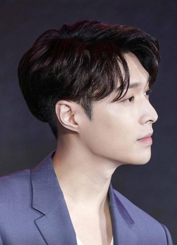 张艺兴的脸是小绵羊还是大灰狼?_脸型_五官_造型