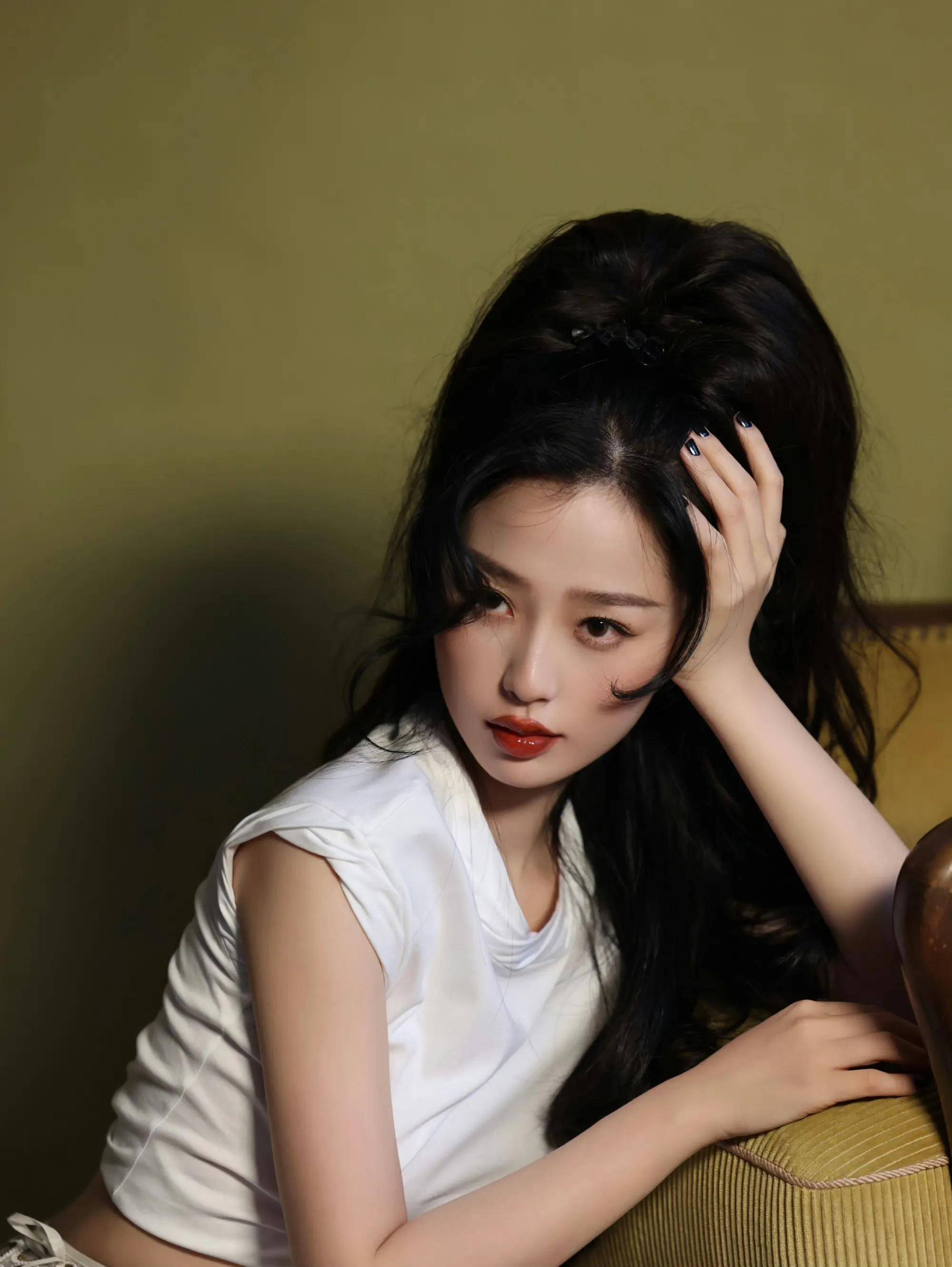 虞书欣superelle封面穿透光露腰连衣裙性感妩媚,红唇卷发复古摩登