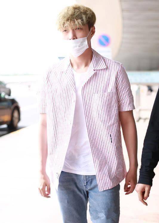 当天的张艺兴穿着一件红白色条纹的短袖衬衫,下装搭配的是牛仔裤,内搭