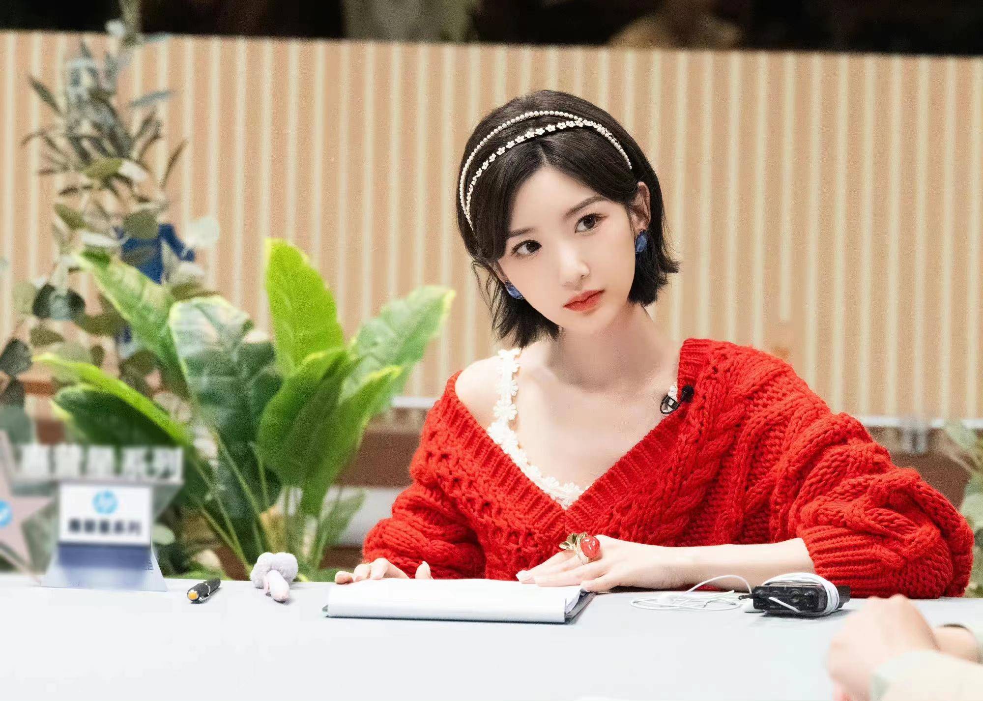 你有没有注意到毛晓彤又剪短了头发?