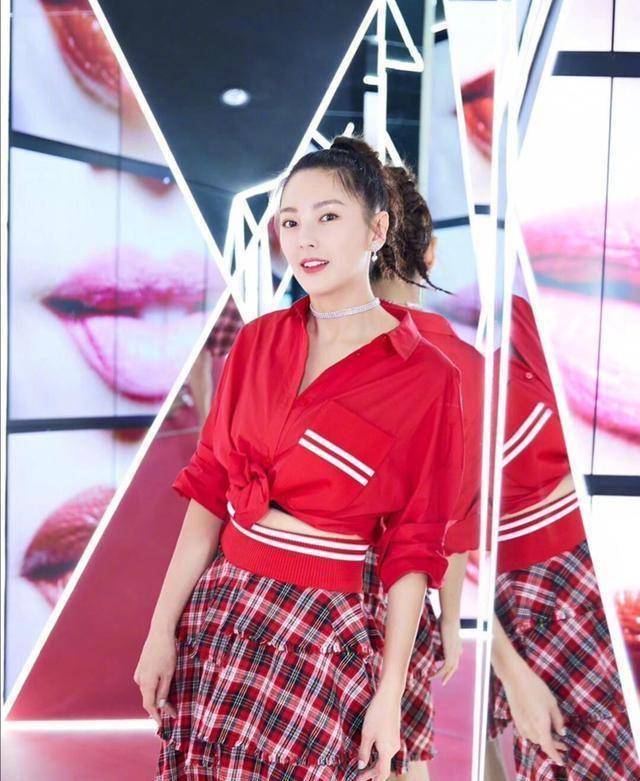 张雨绮哪像俩娃妈?