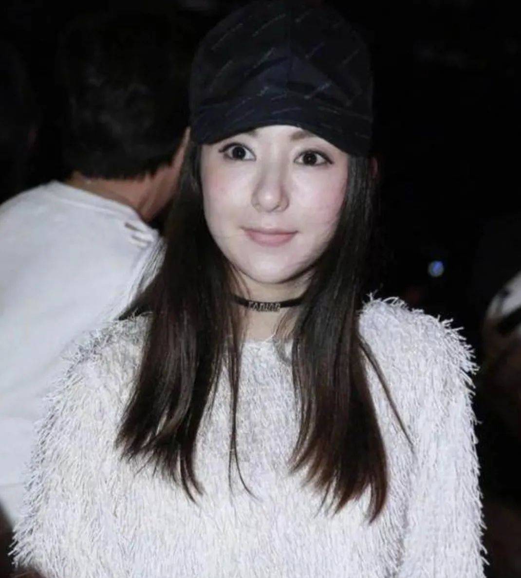 35岁方媛晒初中生时期照片,鼻梁高挺五官精致,力证自己没整容_网友