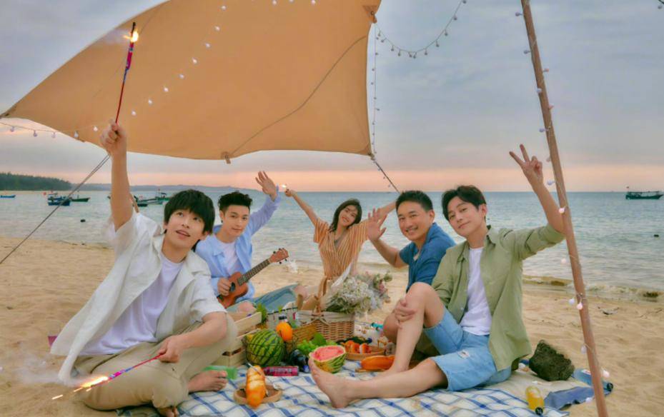 《向往》收官合照曝光,彭昱畅张子枫状态好,张艺兴肤色差成亮点_黄磊