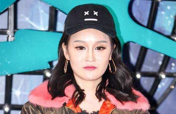 赵本山女儿参加商演,瘦出网红脸麻杆腿,175身高体重瘦到80斤_减肥_球