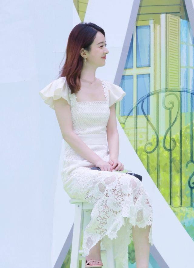 赵丽颖的"小圆脸"真抗老,穿小白裙调皮可爱,30多岁仍能扮仙女_白色