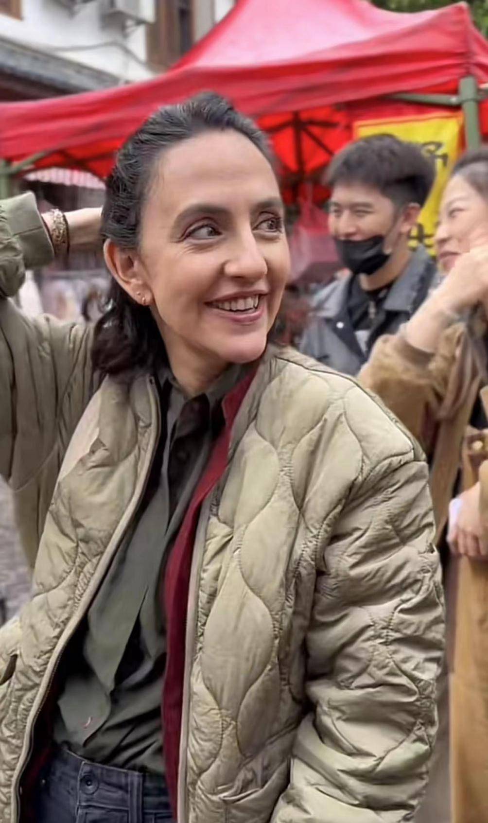 刘烨妻子安娜现身菜市场,笑容灿烂气质出众_生活_人生_才华