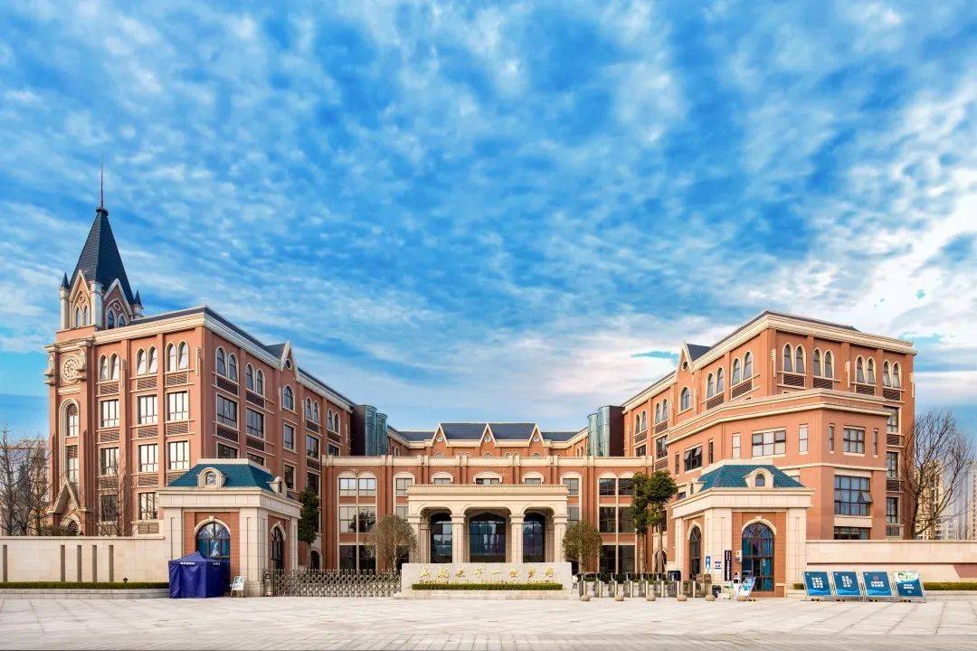 中学是新鸥鹏教育集团进驻四川省的第一所优质民办学校,毗邻青白江主