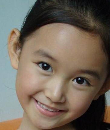 她1岁出道,从小就合作大牌明星,蒋依依家境跟欧阳娜娜一样好?