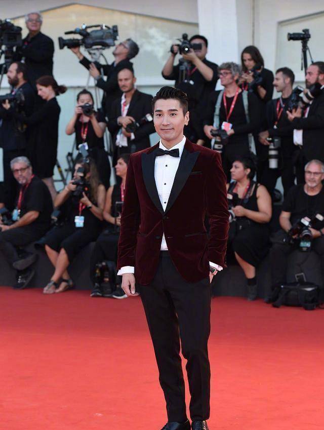 赵又廷梳大背头亮相,穿红丝绒西服儒雅有型,做奶爸后帅出新高度_西装