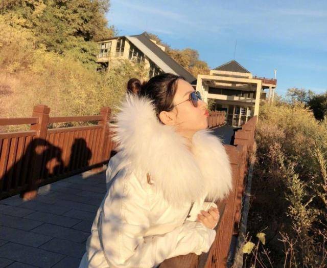 赵丽颖产后出院老公全程呵护,手上指甲油抢镜,生孩子还如此精致_从