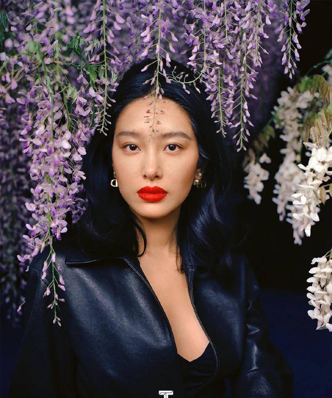 杨采钰,五官精致,酒窝浅浅,时尚动人,难怪富豪陈金飞会选择她_冯小刚