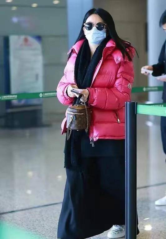 李湘离婚后,她独自现身机场,穿玫红外套尽显女人味,身材魁梧浑圆_衣服