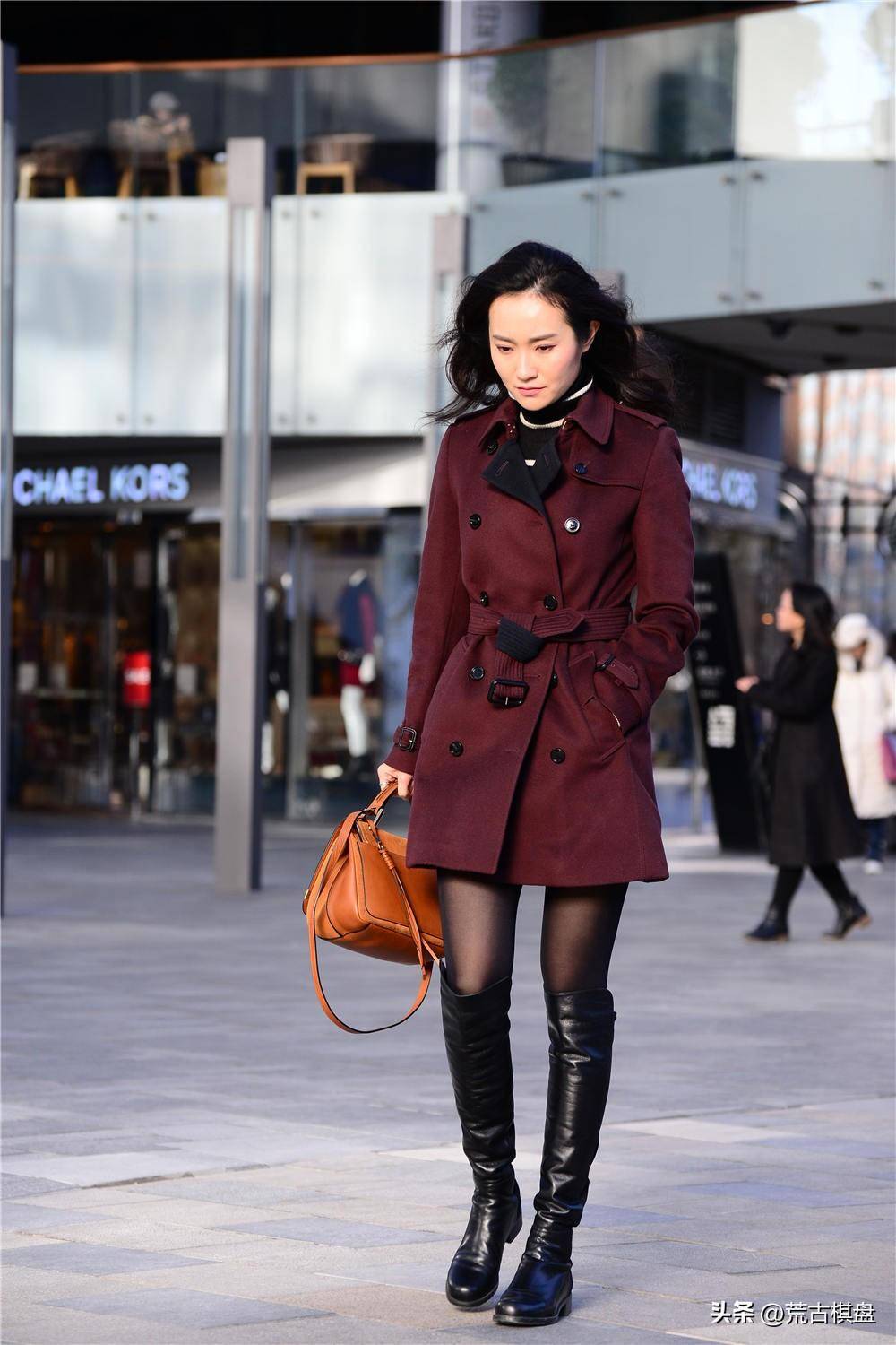 黑色丝袜搭配皮靴,红色宽毛呢外套完美