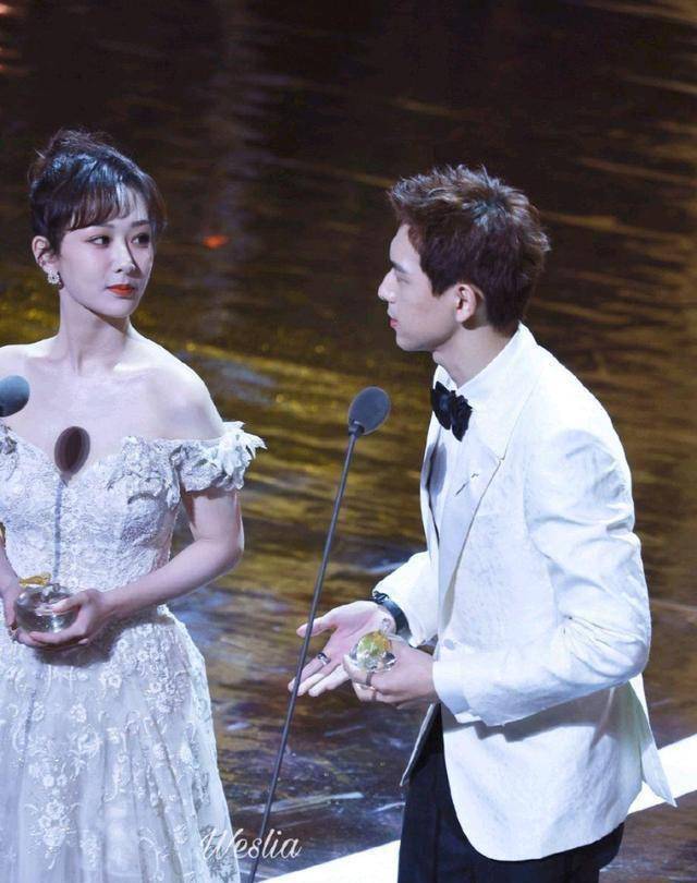 赵丽颖李现杨紫同台领奖,童颜夫妇甜蜜对视,赵丽颖却成电灯泡_cp_关系