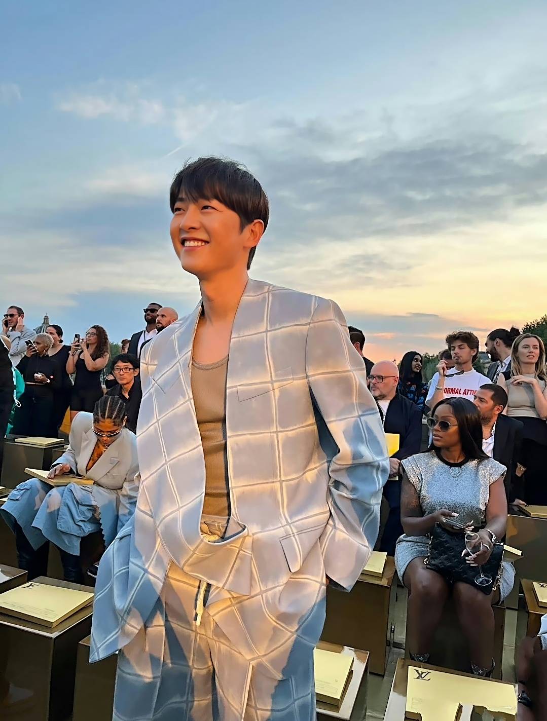 巴黎时装周林俊杰宋仲基合照生图