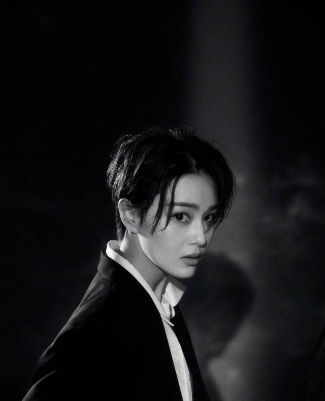 张馨予短发造型狂拽酷炫,网友:我的长发女神不见了!_长相_大气_自带