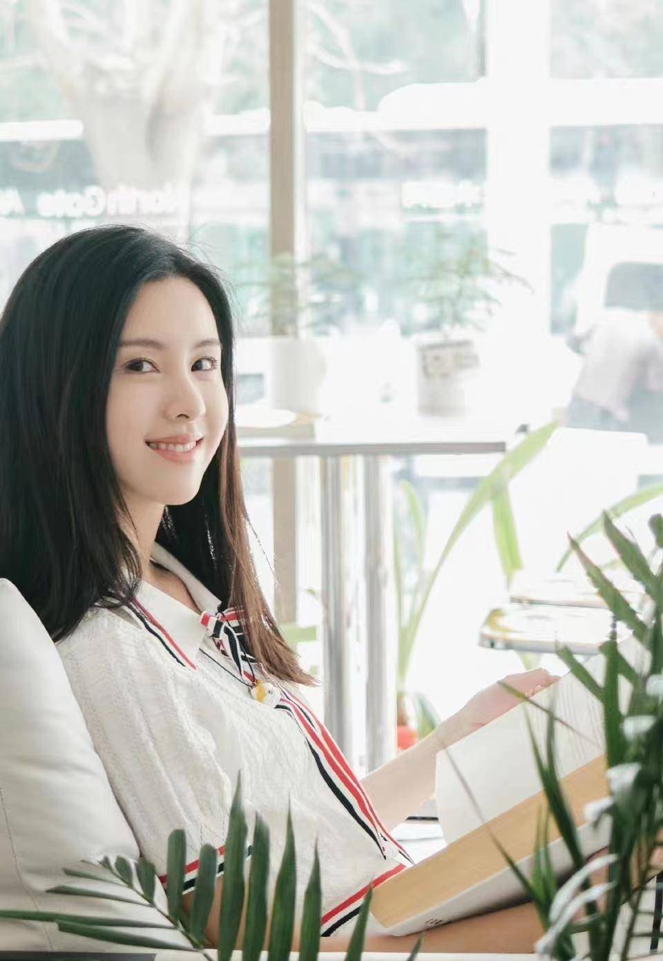 最美校花陈都灵校园风写真,青春活力无限,仍是甜美的校花_一身_面孔