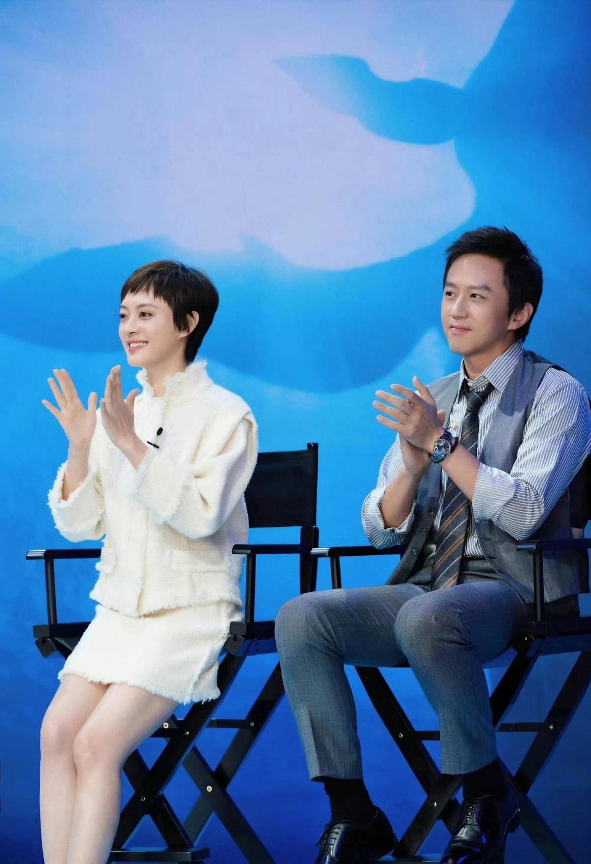 孙俪夫妇罕见合体,她打扮娇俏美腿毫无年龄感,邓超变成小迷妹_少女