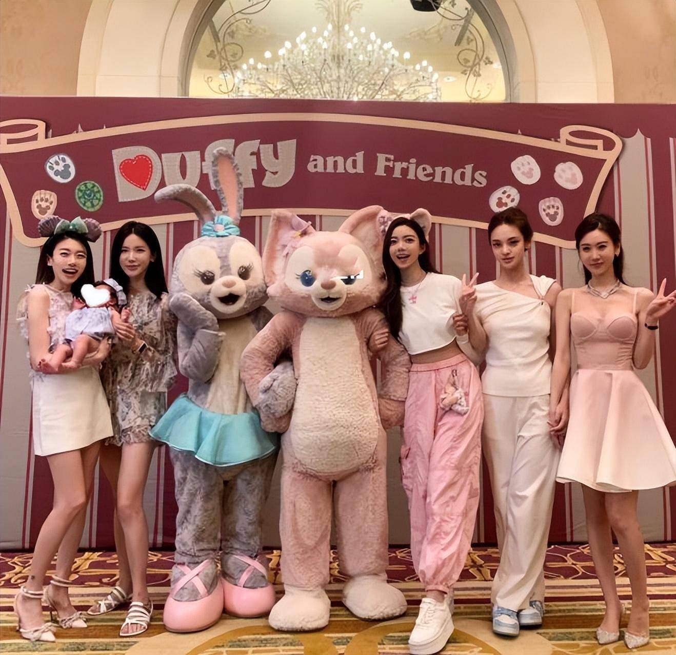 程晓玥带女儿和闺蜜喝下午茶,和网红合影很贵气,比苗苗生活奢侈_郑恺