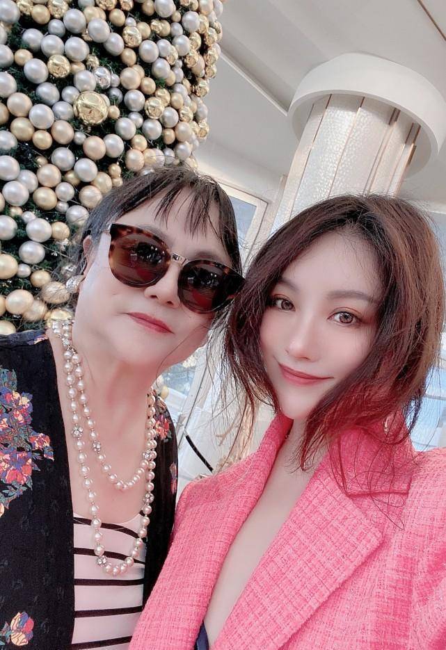 47岁自拍照被夸女神,一家四口颜值气质出众_姐姐_照片_沈娜