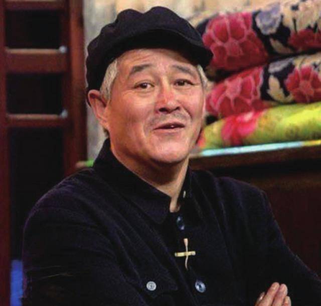 赵本山化身时尚弄潮儿?台上土掉渣,台下比朱一龙还潮_帽子_小品_成功