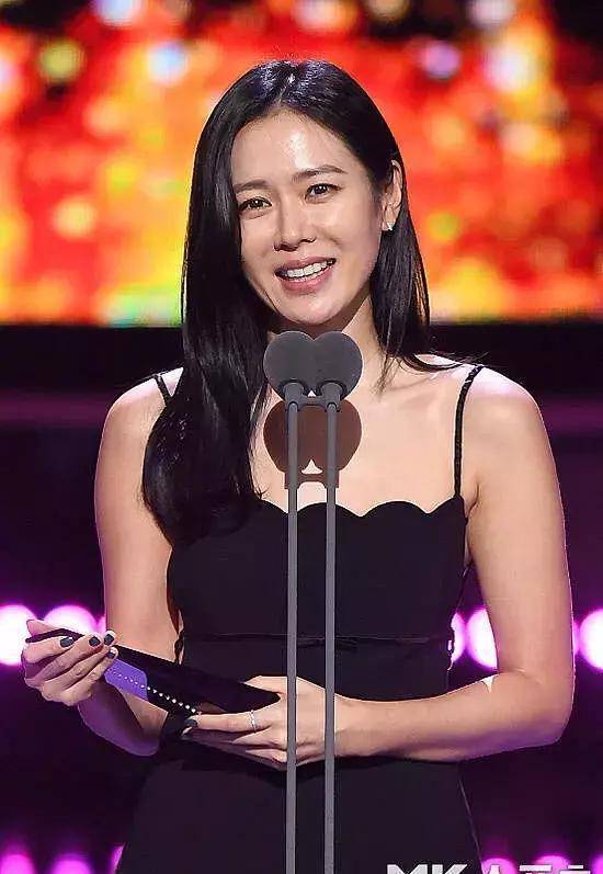 孙艺珍和李宝英合照,短脖宽肩被衬黑3个色号,网友:仪态差太多_感觉