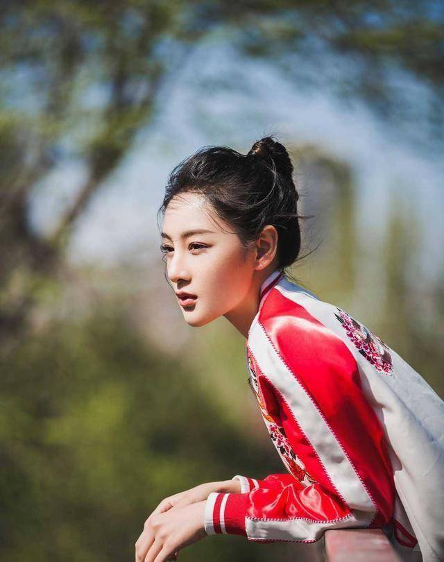 赵圆瑗红白拼接棒球服,配牛仔裤休闲舒适,气质惊艳_风格_赵先生_线条