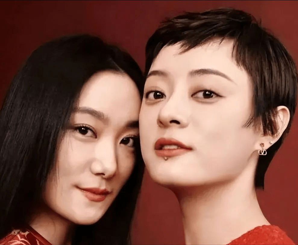 孙俪和同父异母妹妹同框拍大片,穿一身红养眼,孙艳颜值不输姐姐_红色
