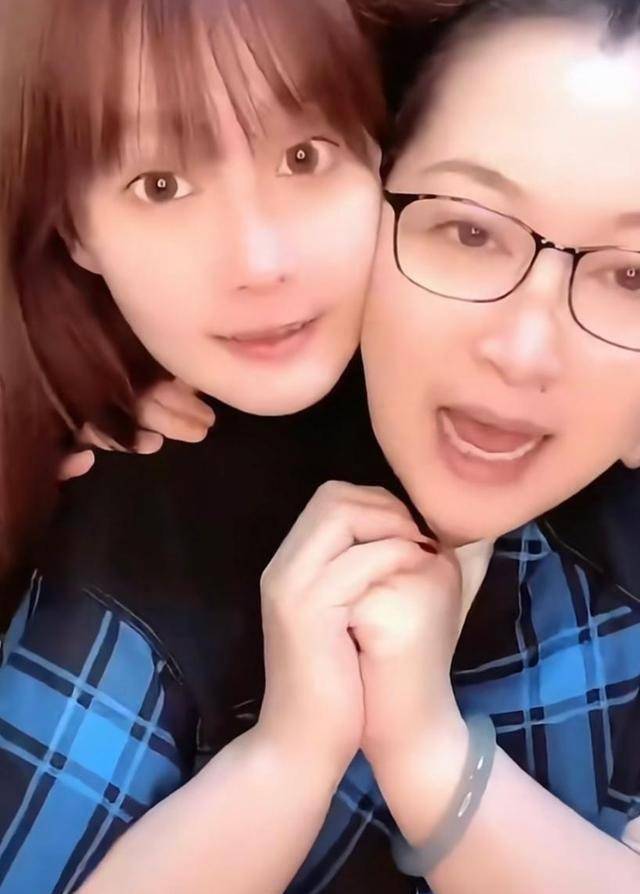 赵本山女儿要植发,妈妈马丽娟在线喊话老公:快管管你闺女_直播_球球