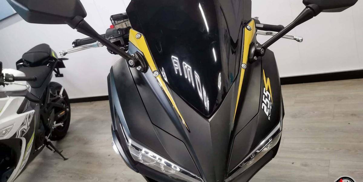 区别在于仪表车机系统的功能,耐力版配备全彩仪表,支持诺马智能系统