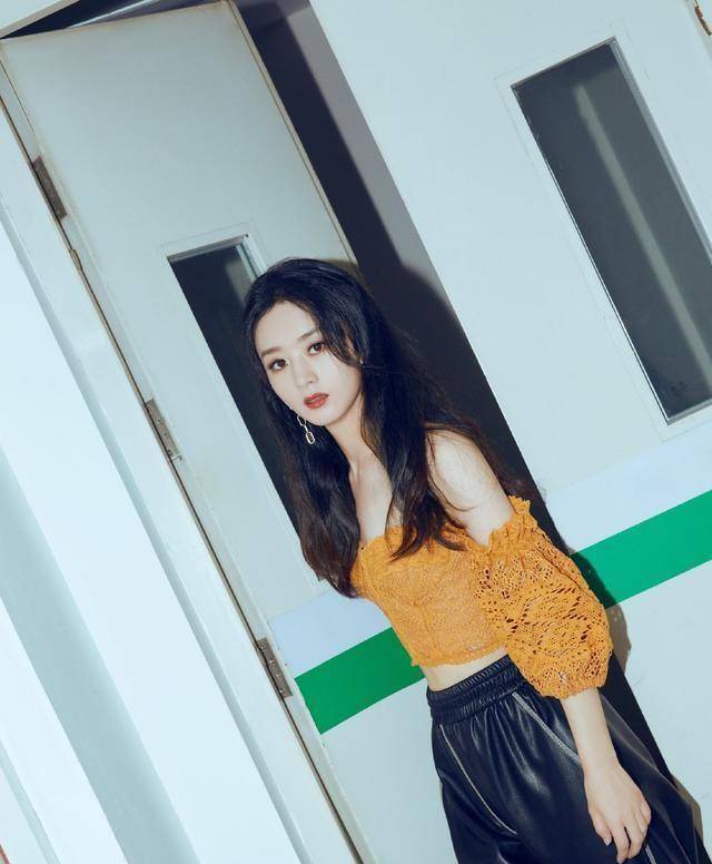 赵丽颖太可!橘色短衫搭皮裤,又靓又飒!_造型_服装_风格