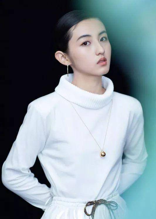 张子枫羽毛裙大秀直角肩,蛋糕裙尽显公主风,网友:妹妹等你长大_气质