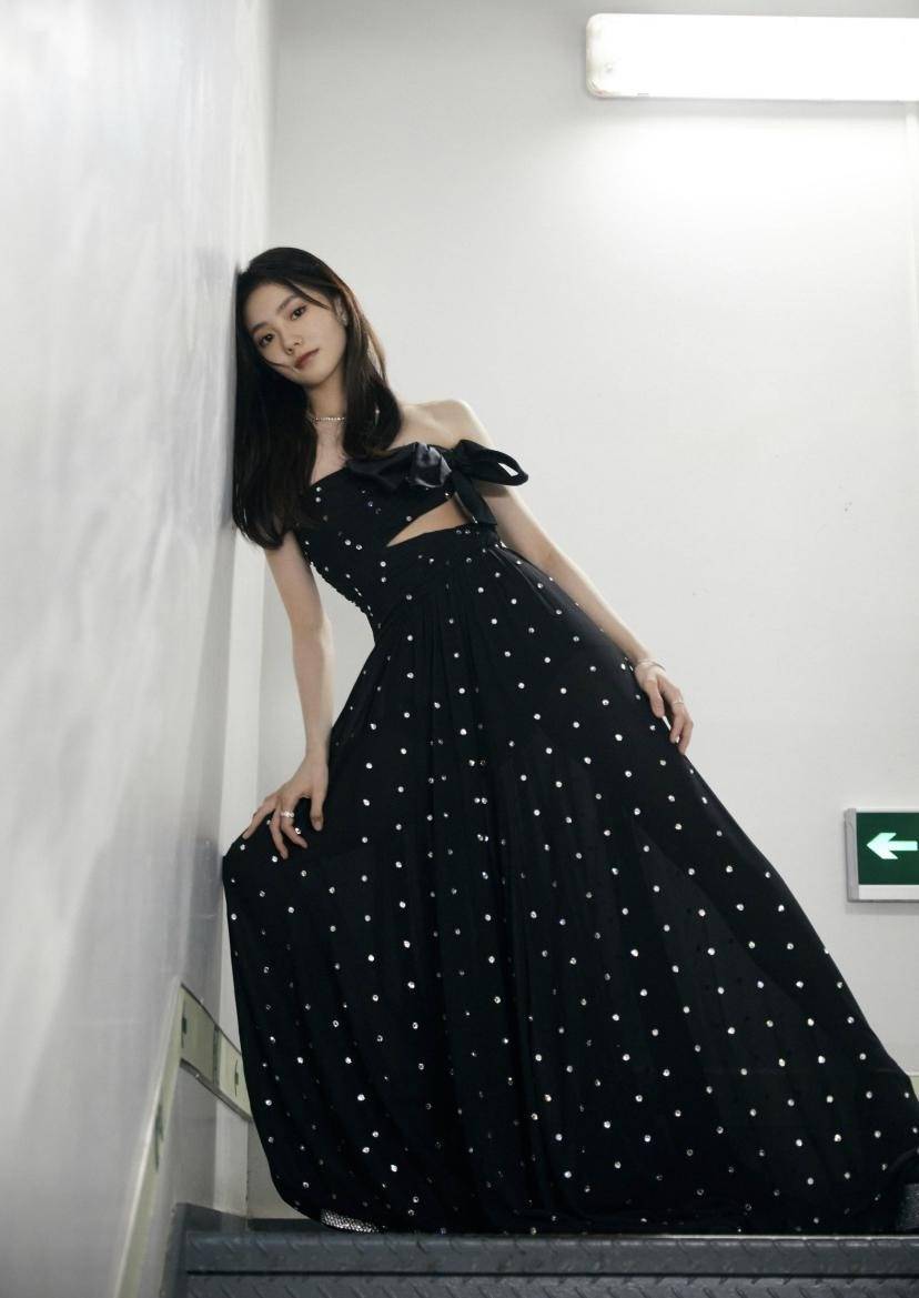 张艺谋审美太好,就算刘浩存是淡颜女子,穿上黑裙照样美得惊艳