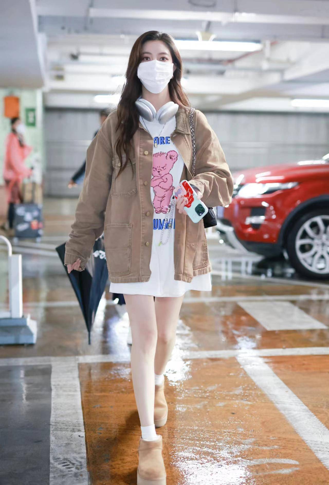 1995年出生的宋妍霏不仅年轻,而且身高169厘米,瘦高的她就像一个随身